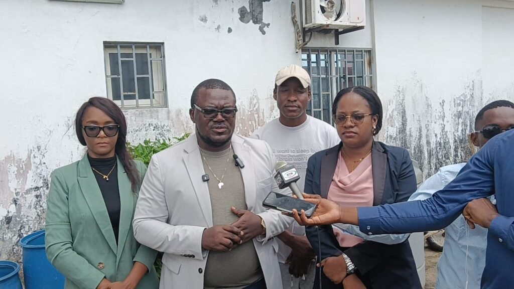Gabon : La Radio Télévision Nazareth (RTN) au bord de l’extinction 3 Les agents de RTN attendent un signe des autorités de la Ve République.