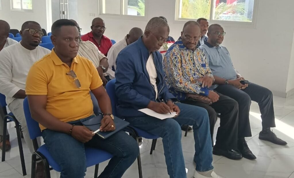 Gabon : Séraphin Davain Akure mobilise les troupes de l’UDB du Moyen-Ogooué 1 Les militants migovéens attentifs aux consignes du vice président de l'UDB.