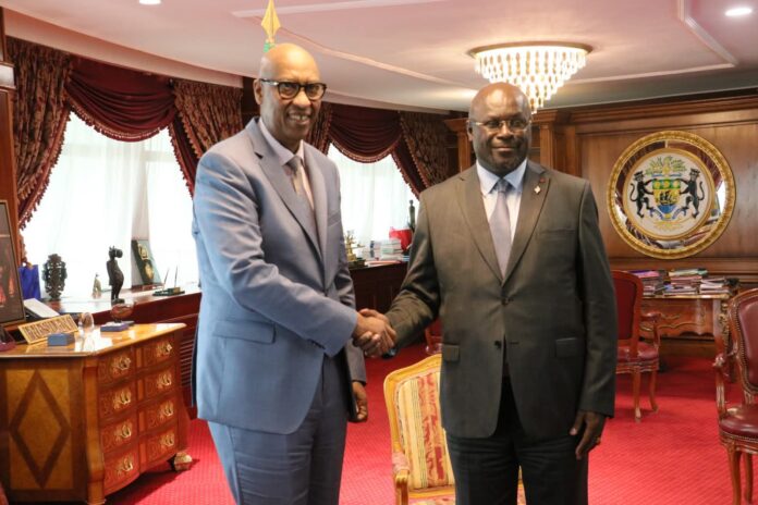 Le président de l’Assemblée nationale, Régis Onanga Ndiaye, reçoit la délégation de l’OIF au Palais Léon Mba. ©️gabonclic.info