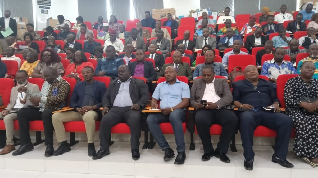 Gabon : Derniers réglages gouvernementaux avant les élections professionnelles 1 Les syndicalistes venus nombreux échanger avec les membres du gouvernement.