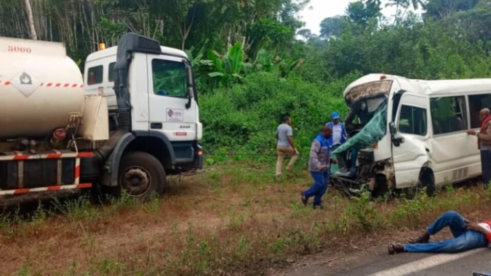 Gabon : Couvre-feu pour les poids lourds à Lambaréné 1 Accident impliquant un poids lourd sur l’axe Lambaréné–Fougamou, illustration des dangers liés à la circulation nocturne. ©gabonclic.info