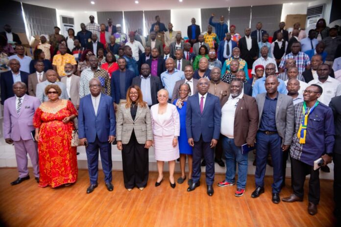 Photo de famille à l'issue de la rencontre.