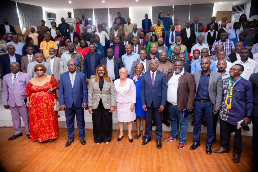 Photo de famille à l'issue de la rencontre.