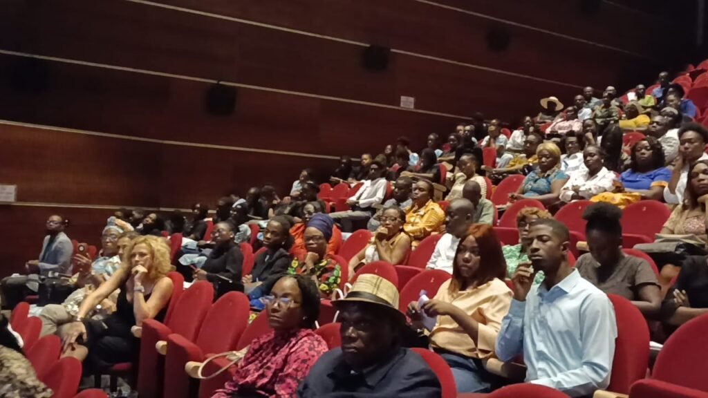 Gabon : Briser le tabou de la dépression pour mieux la combattre 2 Des citoyens de toutes les générations venues pour la sensibilisation.
