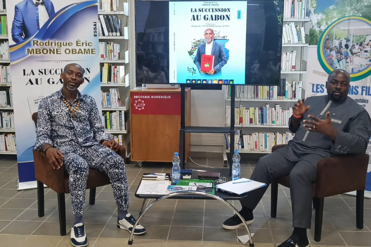 Rodrique Eric Mbone Obame (à gauche) et Roger Darnel Nguema Ondo (à droite) lors de la présentation du livre.