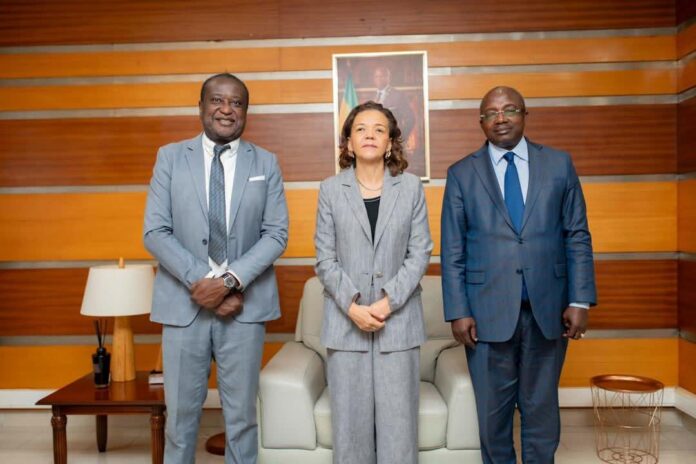 Photo de famille du ministre de la Santé et des responsables de l’ONG Assistance internationale pour la vue