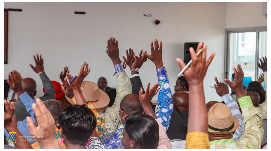 Gabon : Port-Gentil, un budget ambitieux de 24 milliards FCFA adopté pour 2026 1 Les participants, les mains levées lors du vote du budget primitif 2026. ©gabonclic.info