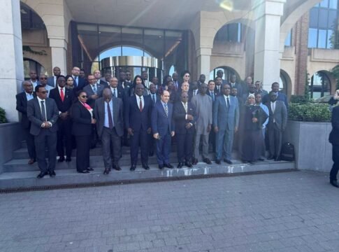 Photo de famille à l’issue de la rencontre entre la Cour pénale internationale et les ambassadeurs africains du Benelux, à Bruxelles. ©gabonclic.info