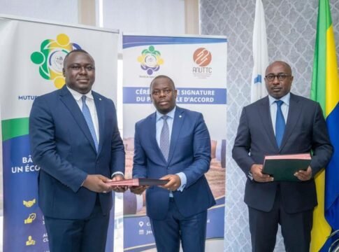 Luther Steeven Abouna Yangui (au centre), Directeur Général de la Comptabilité Publique et du Trésor, échangeant le document officialisant le protocole d’accord avec l’ANUTTC, ce jeudi 16 avril 2026.
