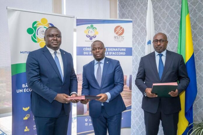 Luther Steeven Abouna Yangui (au centre), Directeur Général de la Comptabilité Publique et du Trésor, échangeant le document officialisant le protocole d’accord avec l’ANUTTC, ce jeudi 16 avril 2026.