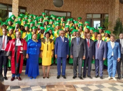 Photo de famille avec les lauréats de l’Université internationale de Libreville Berthe et Jean, le 18 avril 2026.