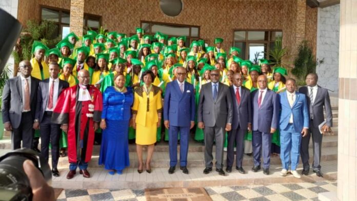 Photo de famille avec les lauréats de l’Université internationale de Libreville Berthe et Jean, le 18 avril 2026.