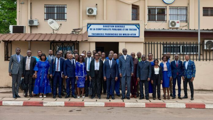 Photo de famille : Luther Steeven Abouna Yangui (au centre), Directeur Général de la Comptabilité Publique et du Trésor, entouré d’agents du Trésor public à Oyem, à l’issue de la tournée provinciale.
