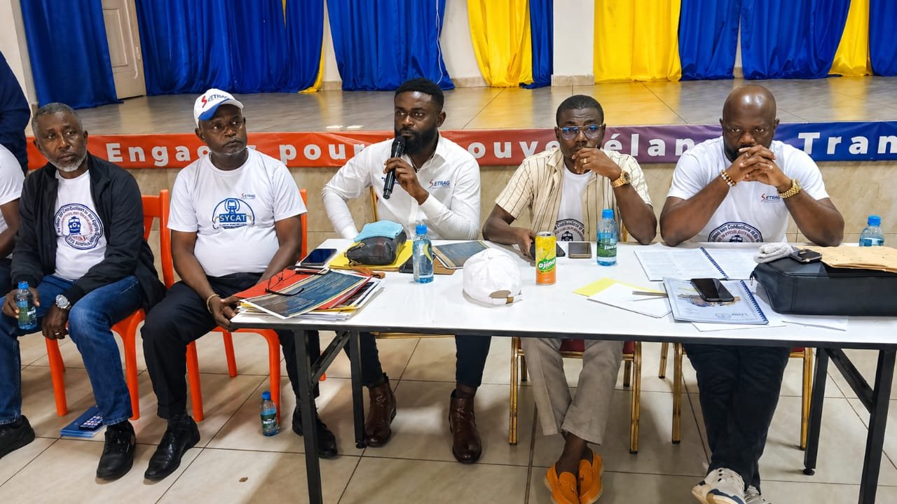 Le bureau du SYCAT face aux agents de SETRAG.