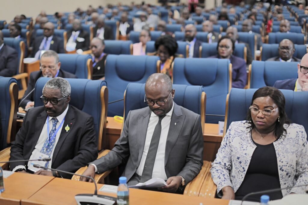 Gabon : Former pour mieux légiférer, le pari d’Onanga Ndiaye 1 Un Parlement en formation pour corriger ses failles.