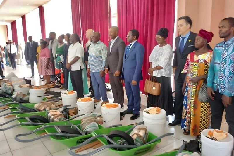 UGabon : un coup de pouce concret pour les acteurs de la filière manioc à Franceville un coup de pouce concret pour les acteurs de la filière manioc à Franceville