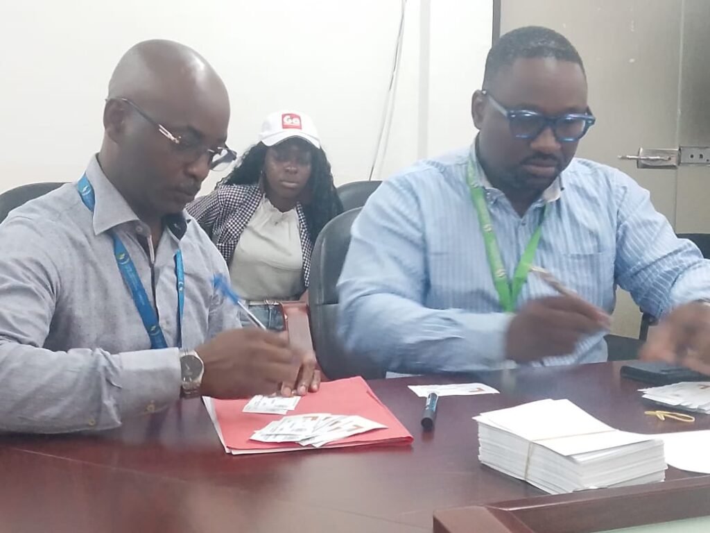 Gabon : Un scrutin professionnel sous le signe de la résilience technique à la CNSS 1 Les deux assesseurs.