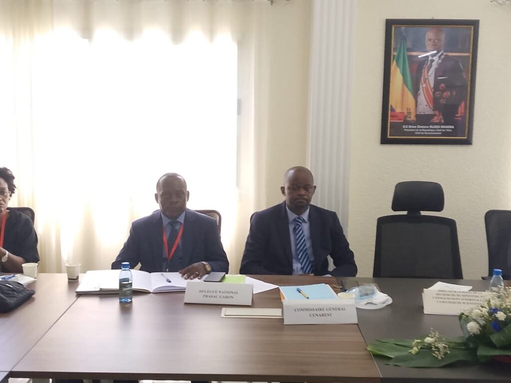 Gabon: Vers une structuration de la filière Manioc après la réunion du PRASAC à Libreville 1 Dr Richard Ekazama le DN.delegue national du Prasac CEMAC avec à sa gauche Mikolo Yobo Christian CST au Cenarest.