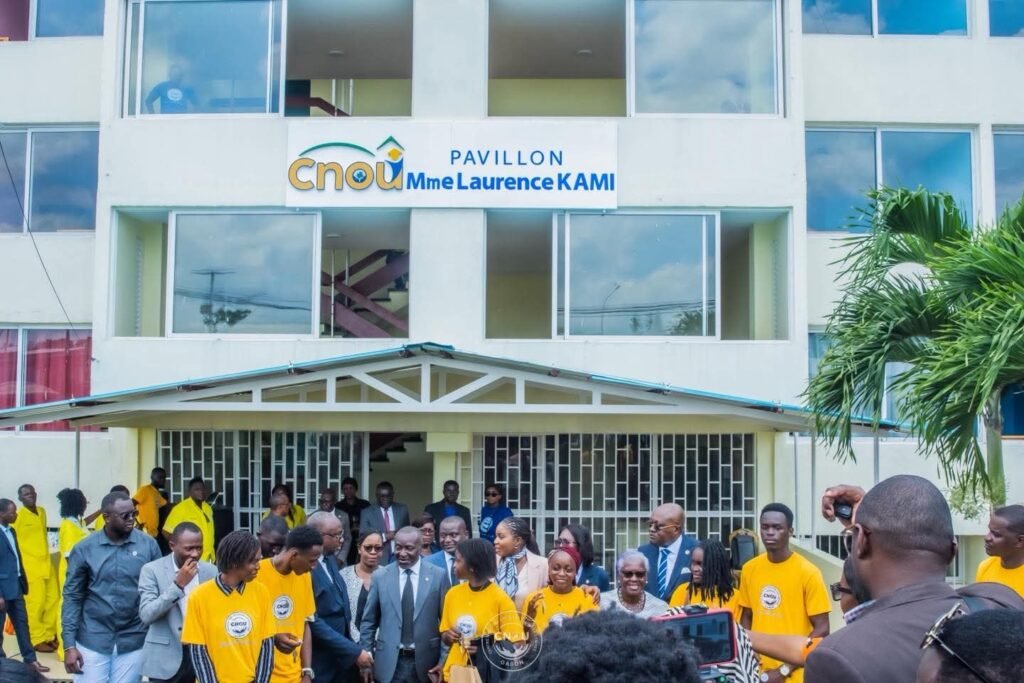 Gabon : 750 lits livrés, un souffle court face à l'urgence du logement à l’UOB 1 Le pavillon B, baptisé du nom de Laurence Kami, lors de la cérémonie de remise des clés.
©️gabonclic.info