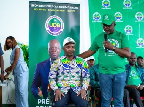 Aubin Fernand EYE NZE (assis), lors de son installation comme Délégué départemental du Komo Kango, ce dimanche 26 avril 2026 à Kango.