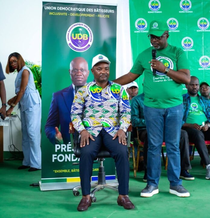 Aubin Fernand EYE NZE (assis), lors de son installation comme Délégué départemental du Komo Kango, ce dimanche 26 avril 2026 à Kango.
