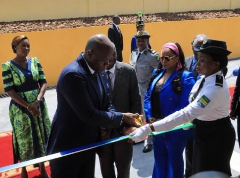 Brice Clotaire Oligui Nguema procédant à la coupure du ruban symbolique, le 2 mai 2026, lors de l’inauguration de l’annexe du Tribunal de Première Instance de Libreville.