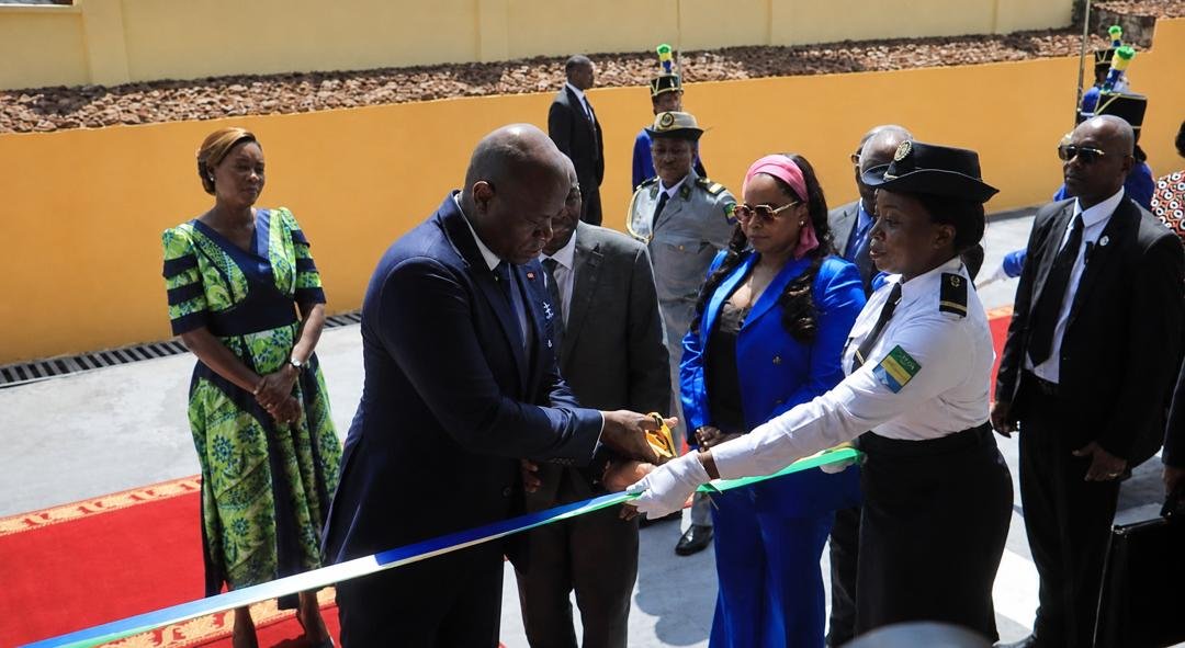 Brice Clotaire Oligui Nguema procédant à la coupure du ruban symbolique, le 2 mai 2026, lors de l’inauguration de l’annexe du Tribunal de Première Instance de Libreville.