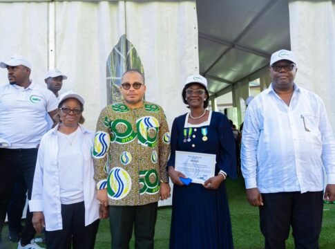 Dr Rebienot Pellegrin entouré de la Madame la PCA, du Directeur général adjoint, et de la lauréate de la médaille d’or du Travail