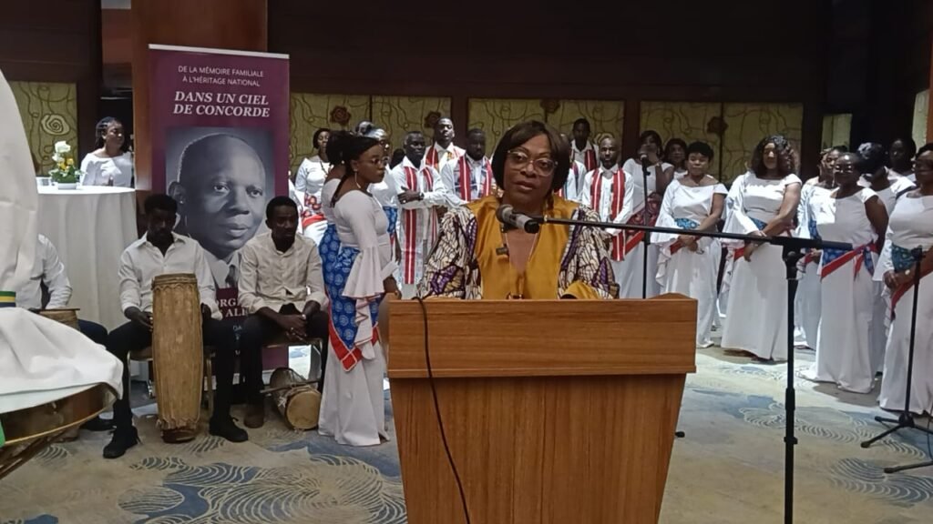 Gabon : Georges Damas Aleka, l’immortalité d’un pilier de la République gravée dans un l’ouvrage biographique 1 Eveline Damas, fille de Georges Damas Aleka et principale auteure du livre lors de sa présentation.
