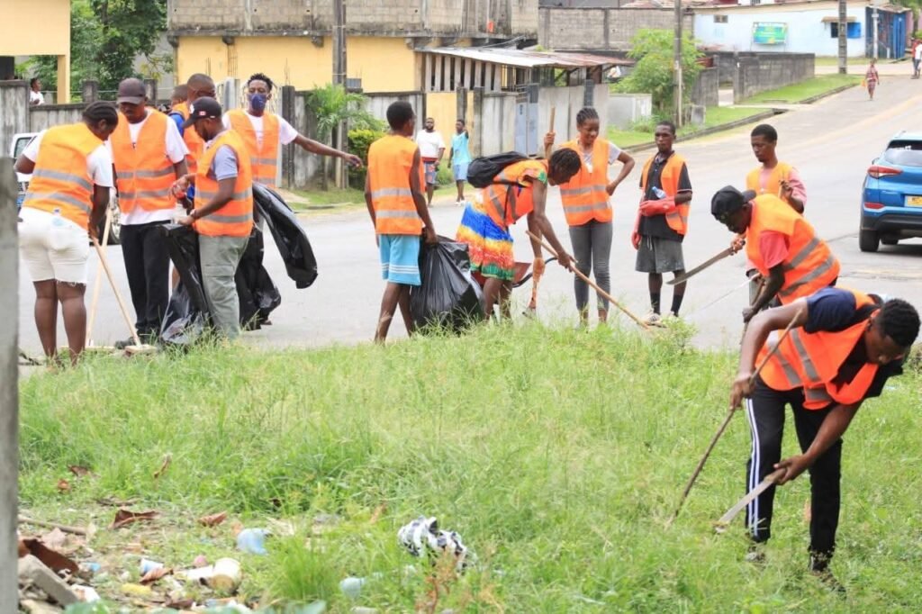 Gabon : Eugène Mba lance l’offensive contre l’insalubrité pour marquer son retour à l'Hôtel de Ville 1 Le quatrième arrondissement a enregistré un forte mobilisation des populations.