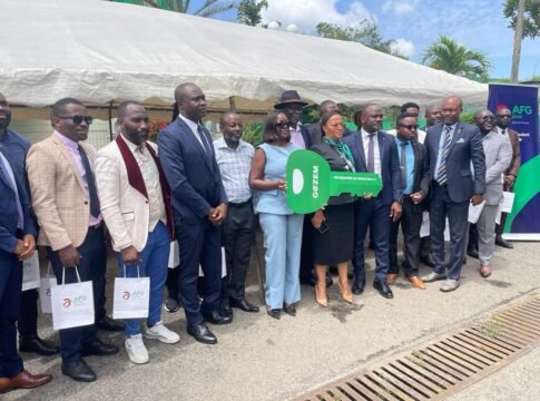 Photo de famille après la remise symbolique des clés aux bénéficiaires