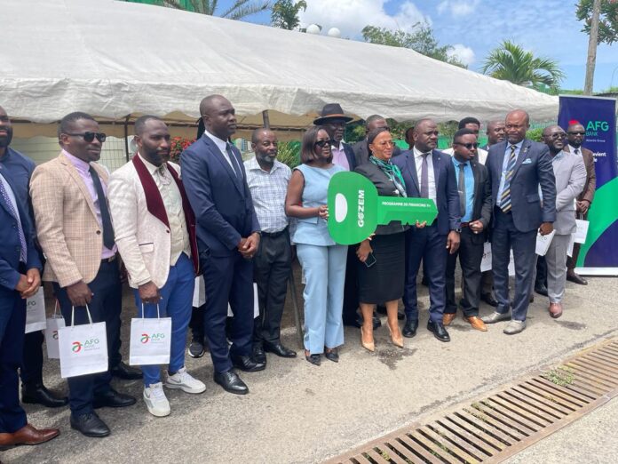 Photo de famille après la remise symbolique des clés aux bénéficiaires