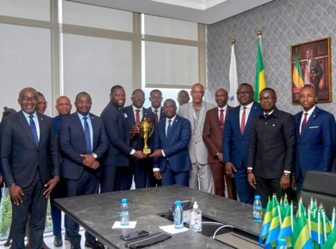 Luther Steeven Abouna Yangui, entouré des membres de l’AS Trésor Basket, lors de la présentation du trophée remporté à la 5ᵉ édition du tournoi « La Journée du Souvenir », le 12 mai 2026 à Libreville.