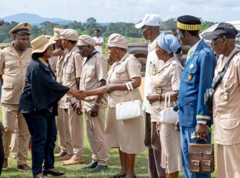 Huguette Nyana Ekoume Epse Awori Onanga , Coordinatrice Générale de l’édition 2026 de la Journée nationale de la Libération, saluant les notables de l’Ogooué-Ivindo à son arrivée, le 13 mai 2026.