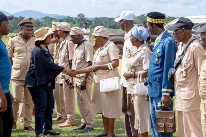 Huguette Nyana Ekoume Epse Awori Onanga , Coordinatrice Générale de l’édition 2026 de la Journée nationale de la Libération, saluant les notables de l’Ogooué-Ivindo à son arrivée, le 13 mai 2026.