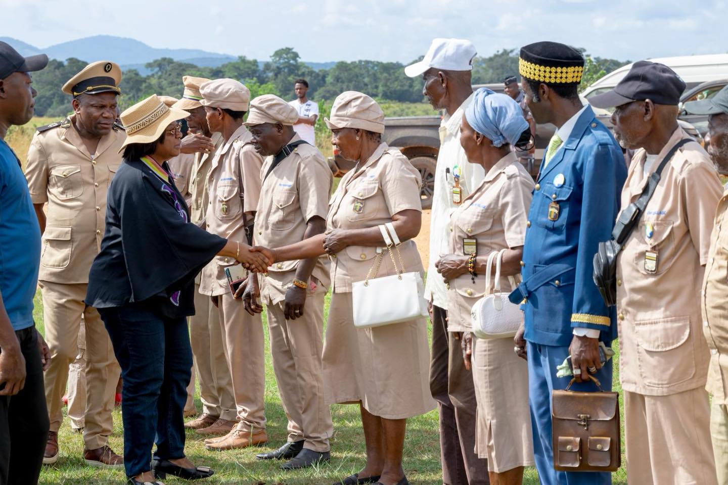 Huguette Nyana Ekoume Epse Awori Onanga , Coordinatrice Générale de l’édition 2026 de la Journée nationale de la Libération, saluant les notables de l’Ogooué-Ivindo à son arrivée, le 13 mai 2026.