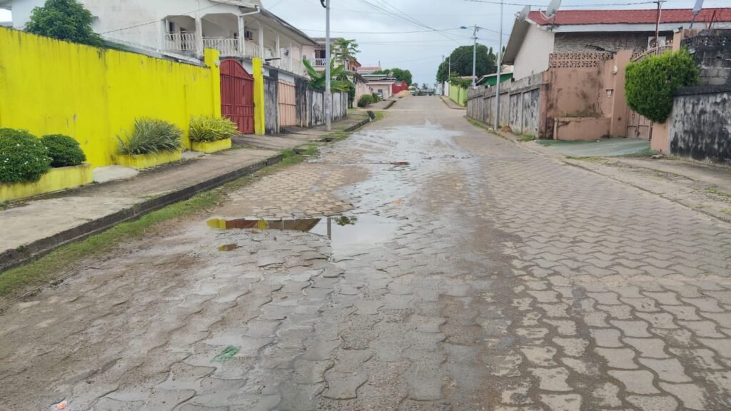 Gabon : Face aux fuites d’eau généralisées dans le Grand Libreville, l'exaspération est à son comble 1 Ici, à Okala'carriere, cette fuite fait désormais partie du décor.