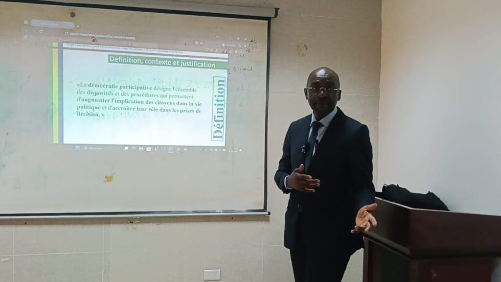 Gabon : Le plaidoyer de Geoffroy Foumboula Libeka pour une société civile motrice de la Ve République 1 Geoffroy Foumboula lors de sa présentation.