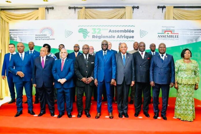 Photo de famille des délégations parlementaires présentes à Dakar pour la 32ᵉ Assemblée régionale Afrique de l’Assemblée parlementaire de la Francophonie (APF).