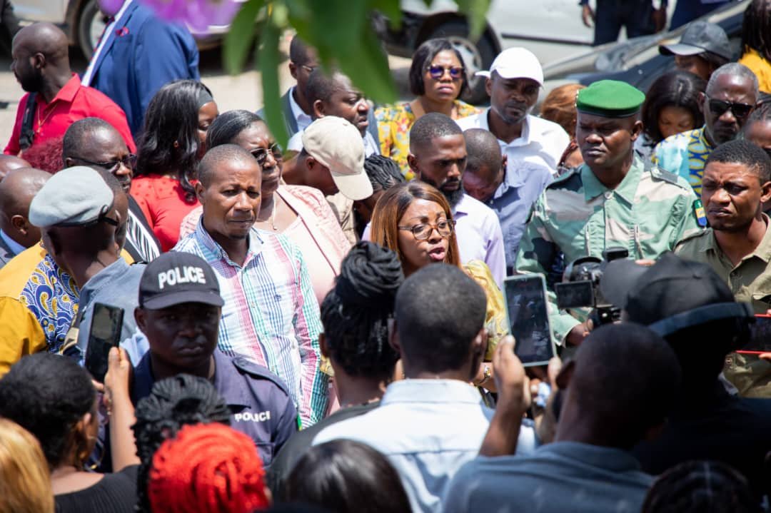 Ce 18 mai 2026, au milieu des membres du Mouvement national des volontaires rassemblés devant le ministère de la Fonction publique, la ministre Laurence Ndong échange directement avec les manifestants dans une démarche de pédagogie, d’écoute et d’apaisement autour de la question des postes budgétaires.