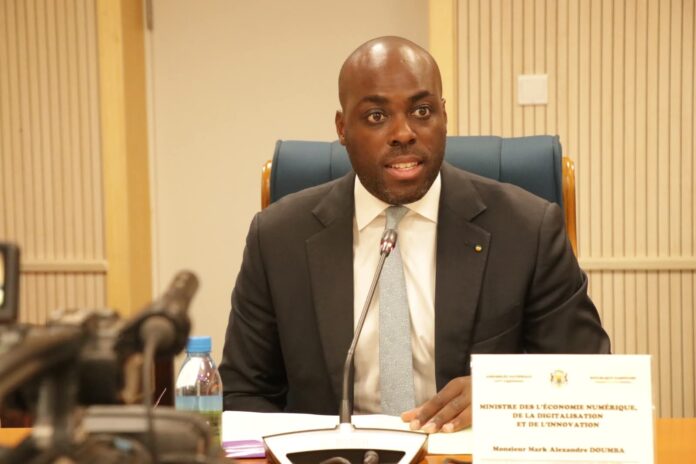 Devant les parlementaires, Mark-Alexandre Doumba défend une réforme jugée sensible pour la mémoire administrative du Gabon.