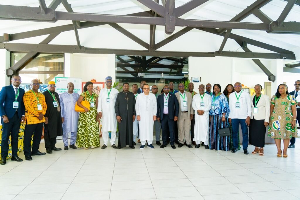 Sécurité sociale : L’IAPRP amorce sa mue institutionnelle et financière depuis Libreville 3 4 - Photo de famille des différentes délégations autour du président en exercice, Directeur Général de la CNSS Gabon