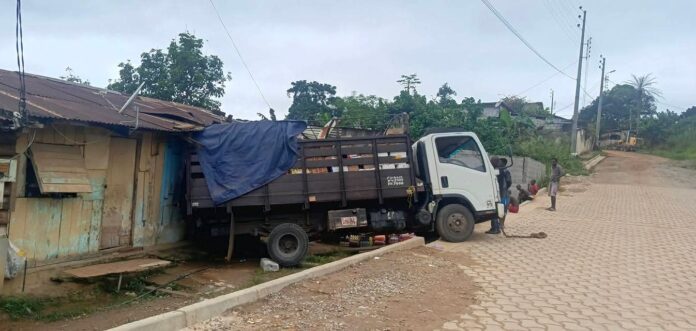 Un accident sur fond d’infrastructures routières inachevées.