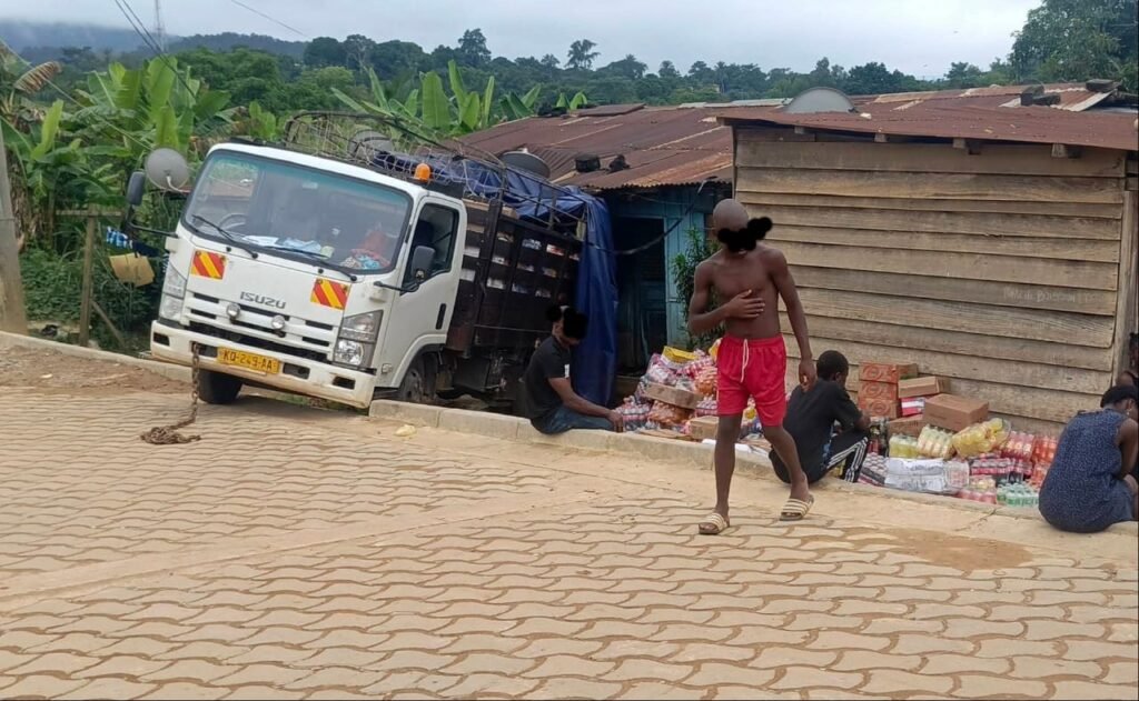 Gabon : A Ndjolé, un camion Canter fracasse une habitation à Bingoma 1 Les habitants pointent une route en chantier jugée dangereuse.