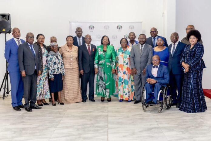 Photo de famille entre la Présidente du Sénat et les membres de l’Association des Anciens Sénateurs du Gabon.