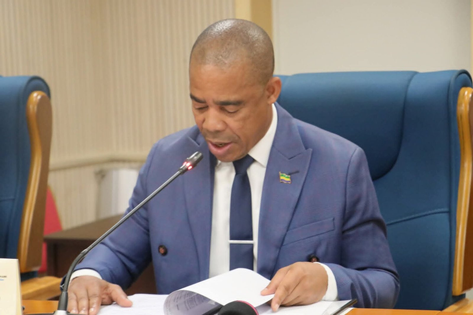 Germain Biahodjow face aux députés pour défendre les nouvelles réformes du numérique.