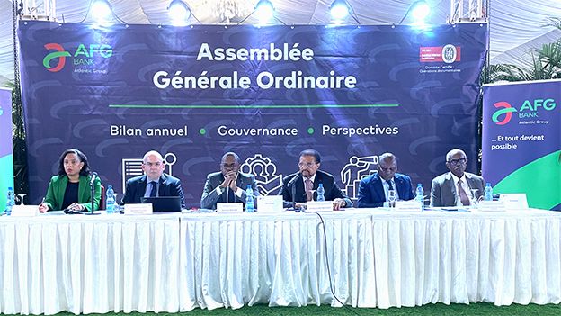 1. Le PCA Jacques Adiahénot (au centre) entouré de ses collaborateurs, a dirigé l'Assemblée générale ordinaire