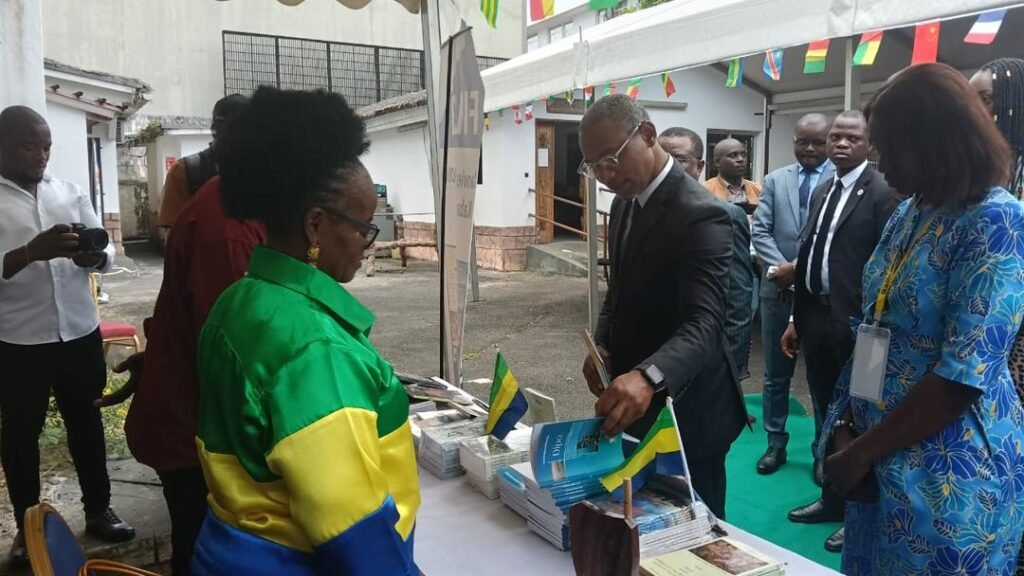 Gabon : Libreville, épicentre de la diplomatie culturelle au FILIGA 2026 2 Visite des stands par le ministre de la Culture et des arts.