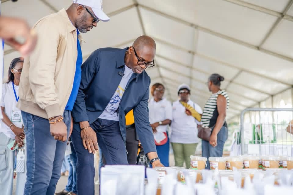 Gabon : Ruée populaire à Nzeng Ayong pour le marché itinérant de la Centrale d’achat 2 Le ministre de l’économie accompagné du directeur général de la Centrale d’achat du Gabon au Stade de Nzeng Ayong.