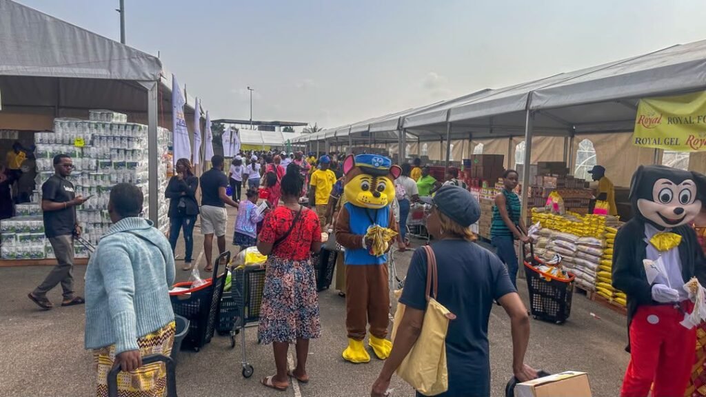 Gabon : Ruée populaire à Nzeng Ayong pour le marché itinérant de la Centrale d’achat 1 Une initiative qui vise à lutter contre la vie chère.